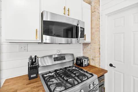 Stainless Range/Oven/Micro - Fully Stocked Kitchen