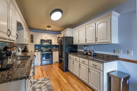 From morning pancakes to sunset dinners, this kitchen has you covered.