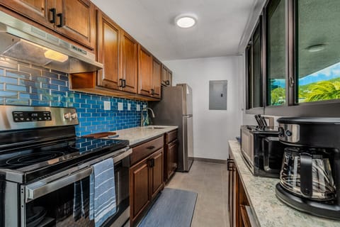 Well-appointed full kitchen!