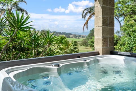 LUXURY OUTDOOR SPA