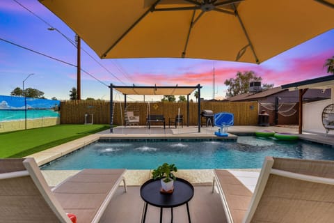 Seaside Sanctuary is a little slice of paradise right here in Arizona. Pool games, a putting green, cornhole, and more will provide a truly fun vacation.