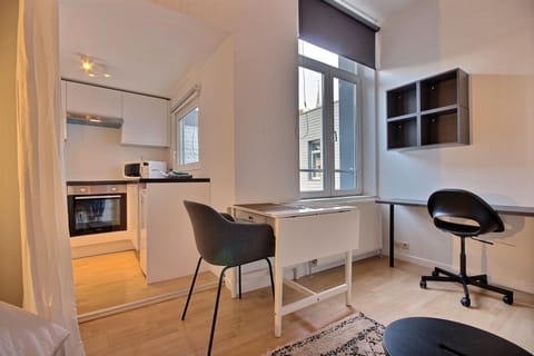 Vue d'ensemble cuisine + salon