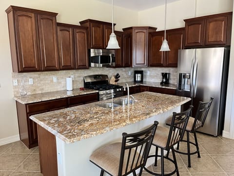 Well appointed kitchen with Reverse Osmosis water supply.