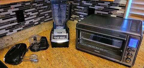 Air Fryer/Toaster, blender, chopper, mixer, many more kitchen appliances