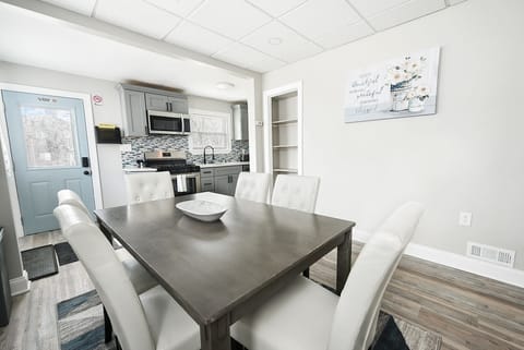 The atmosphere is bright and spacious. The table provides seating for 6. 