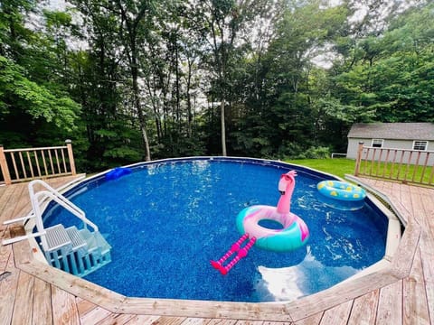 Our 27 ft diameter, 52 inch deep above ground pool is great for everyone! Our gated deck has a few loungers to catch those rays ☀️

Pool is not heated and is open seasonally. Typical season is Memorial Day Weekend to Labor Day Weekend.
