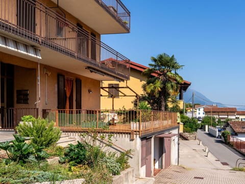 Plant, Sky, Building, Property, Window, Tree, Architecture, House, Urban Design, Neighbourhood
