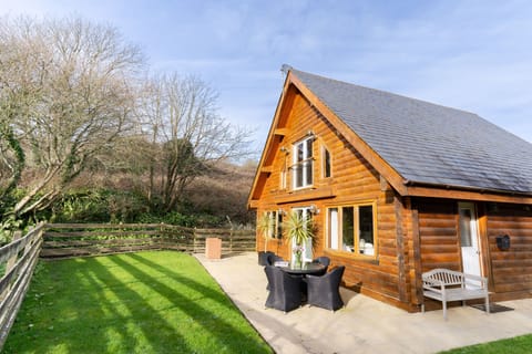 Welcome to Hillview, quietly nested in the idyllic wooded valley of Little Petherick Creek