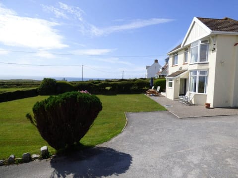 Faircroft is a detached spacious property in Rhossili with sea views.