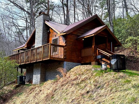 Honeymoon Cabin in Gatlinburg 5 minutes from downtown Gatlinburg