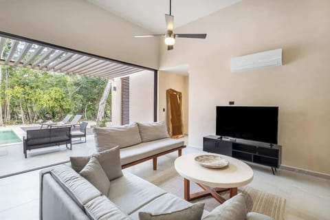 Sala con Sofa Cama y Patio