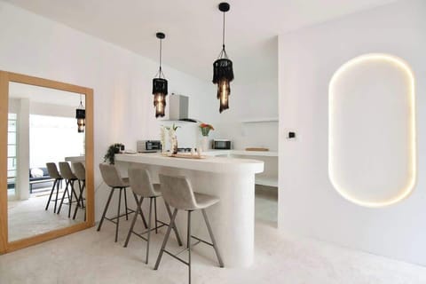 The breakfast bar is nearby with 3 bar stool chairs for additional seating.