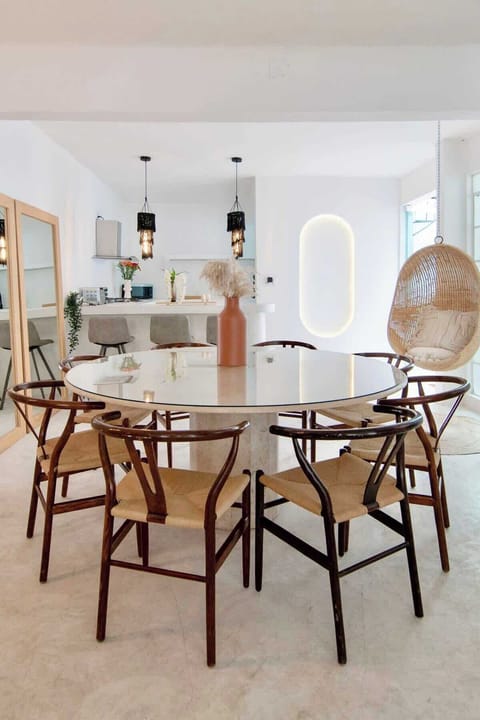 Hang out in the half-egg swing