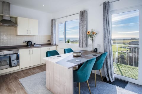 The Penthouse - 1 Bedroom Apartment - Ocean Breeze (4665)