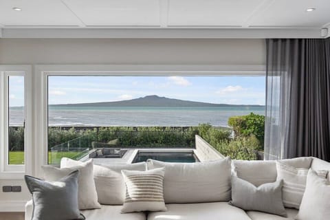 Framed Ocean View with Sunken Courtyard & Spa Pool