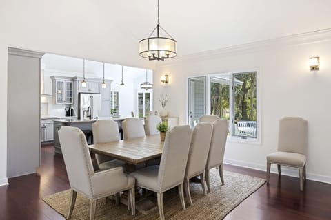 Dining table seats 8+ guests