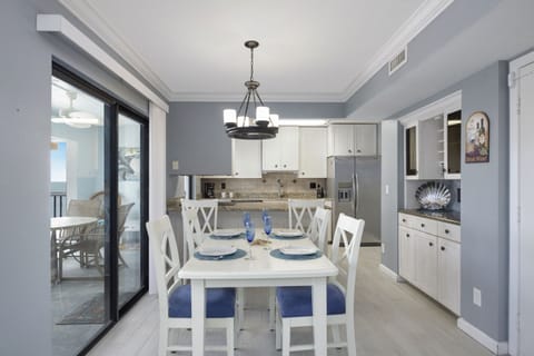 Dining area to lanai