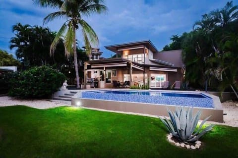 Casa Amani: Pool: Dive into bliss and let the tropical vibes wash over you.
