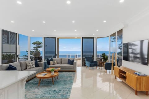 Enjoy breezy beachside living on the top floor with a tranquil lounge space amongst ocean backdrops and bright balcony sunshine.
