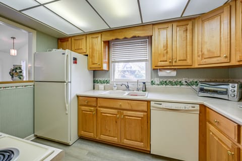 Kitchen | Main Level | Keurig Coffee Maker | Dishwasher | Toaster Oven