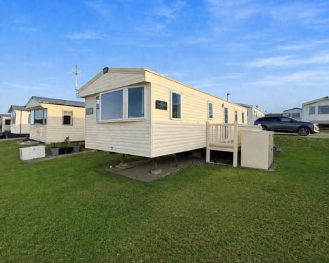 Enjoy a stay in this cosy 8 berth caravan in Reighton Sands. The family will love staying at Haven, the beach is a short walk or land train ride away.