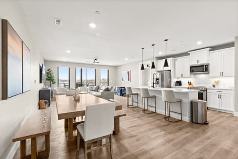 Condo 2 dining area and kitchen