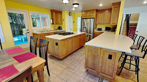 Newly Remodeled Kitchen with Stainless Steel Appliances to create any Culinary Creations