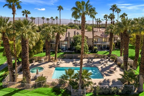 PVCC Community Pool & Hot Tub: only steps away from the Cozy Condo