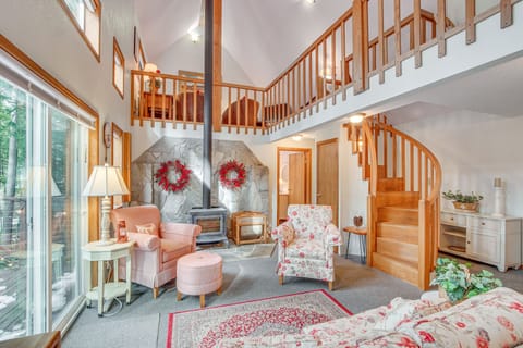 Ronald Vacation Rental | 2BR | 1BA | 1,260 Sq Ft | 2 Steps to Enter