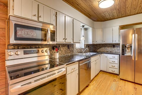 Kitchen | 1st Floor | Keurig Coffee Maker | Dishwasher | Cooking Basics