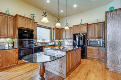 Kitchen | Cooking Basics | Double Oven | Microwave | Main Level