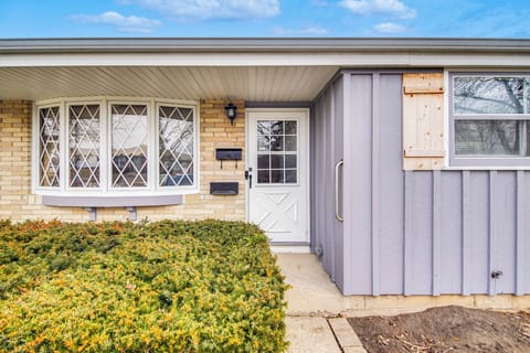 Milwaukee Vacation Rental | 2BR | 1.5BA | 1,200 Sq Ft | Stairs Required