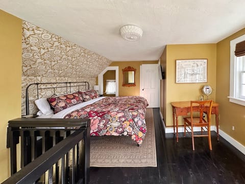 Second floor King en-suite-smart TV, full bath, high quality mattress/linens