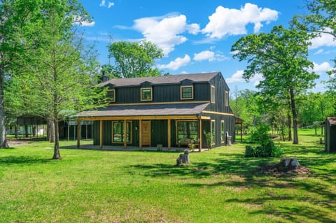 Looking for a tranquil country escape? This beautifully remodeled country house has everything you could desire with luxury touches both inside & out!