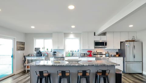 Kitchen Island with 5 Bar Stools