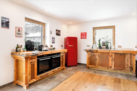 a0275dcb-64c9-48cf-8b9a-53c11b1aee9e