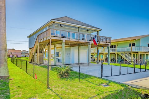 Fully Fenced yard for the kiddos to play