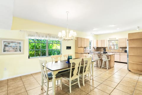 Dining room, dining table seats 6