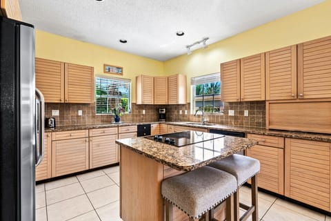 Full kitchen, with kitchen island and breakfast bar