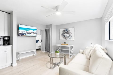 HDTV w/ DIrecTV Streaming & 4-person dining table