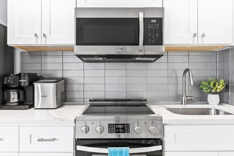 Drip coffee, Keurig w/ k-cups, & ice-maker