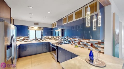 Breakfast bar, seating for two