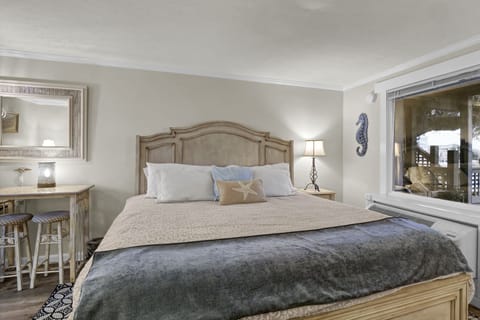 Studio room w/ King bed