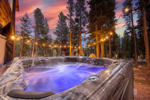 Hot tub - available all year, no extra fees to use!