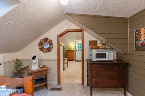 2nd bedroom with twin bed.