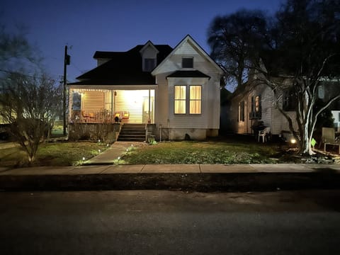 Come stay at Queen Anne Cottage in the Marilyn Monroe Apartment in the Historic District of Knoxville TN