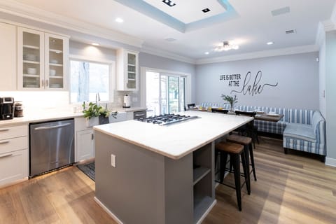 Kitchen Island - Walker Luxury Vacation Rentals