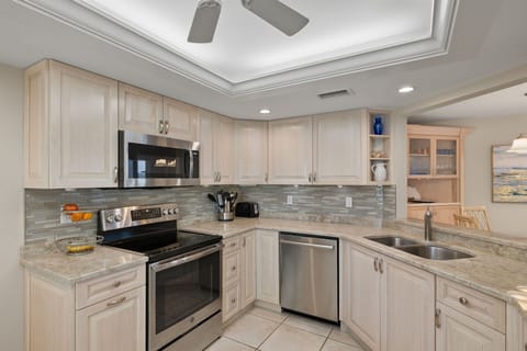 Crock pot, Coffee Pot & Kureg, Rice Cooker, Blender, Baking Pans, Cookie Sheets