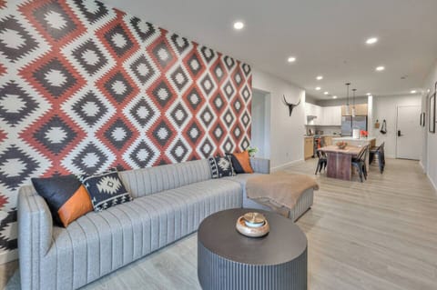 WiFi, Smart TV, sound system, extra blankets, open kitchen, sliding doors to deck with city views, AC/heat, smoke alarm & fire extinguisher.