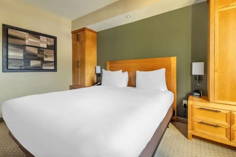 Unit with 1 King size bed. Exact unit will be assigned upon arrival. Views, colors and decor may vary.